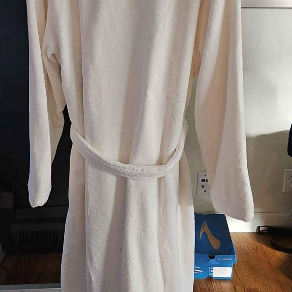 UGG Luxury Robe. - Picture 3 of 5